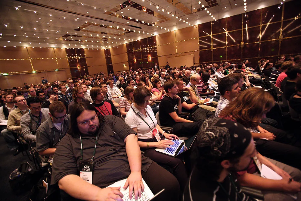 Ponente en el escenario de un congreso