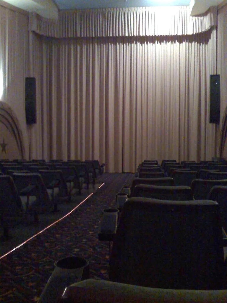 Escenario vacío con luces cenitales