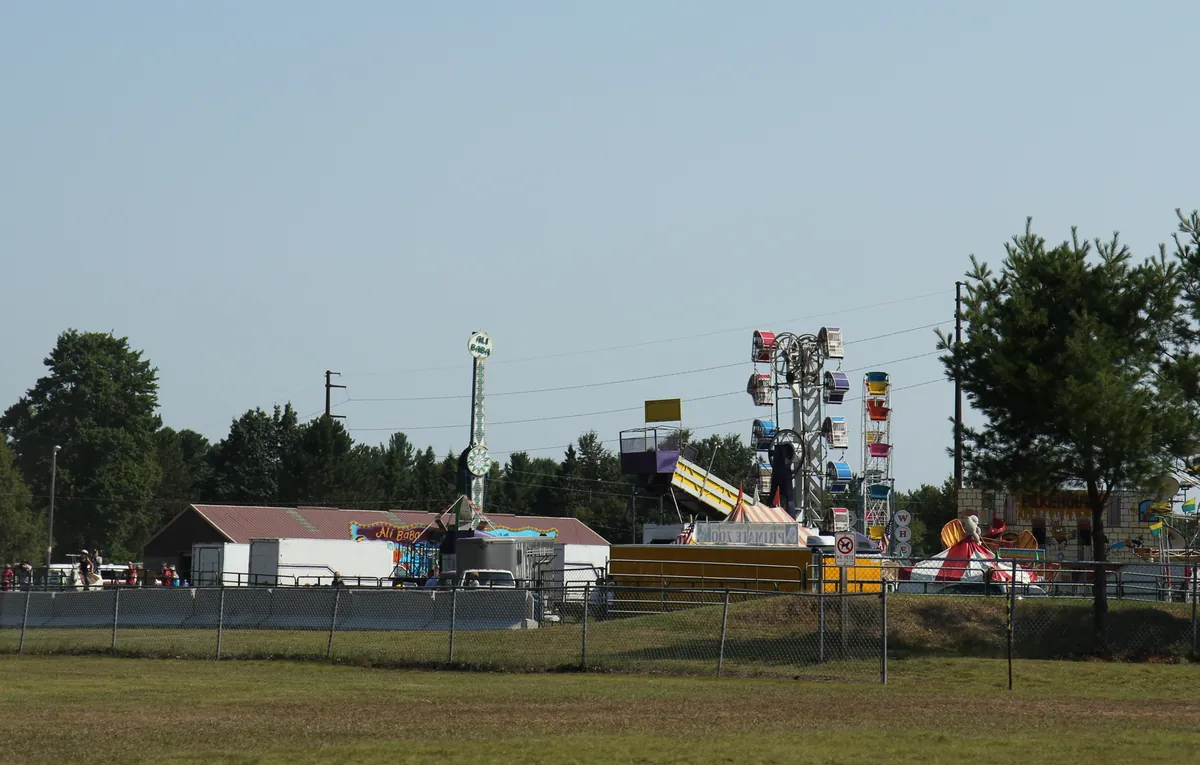 Feria al aire libre con atracciones